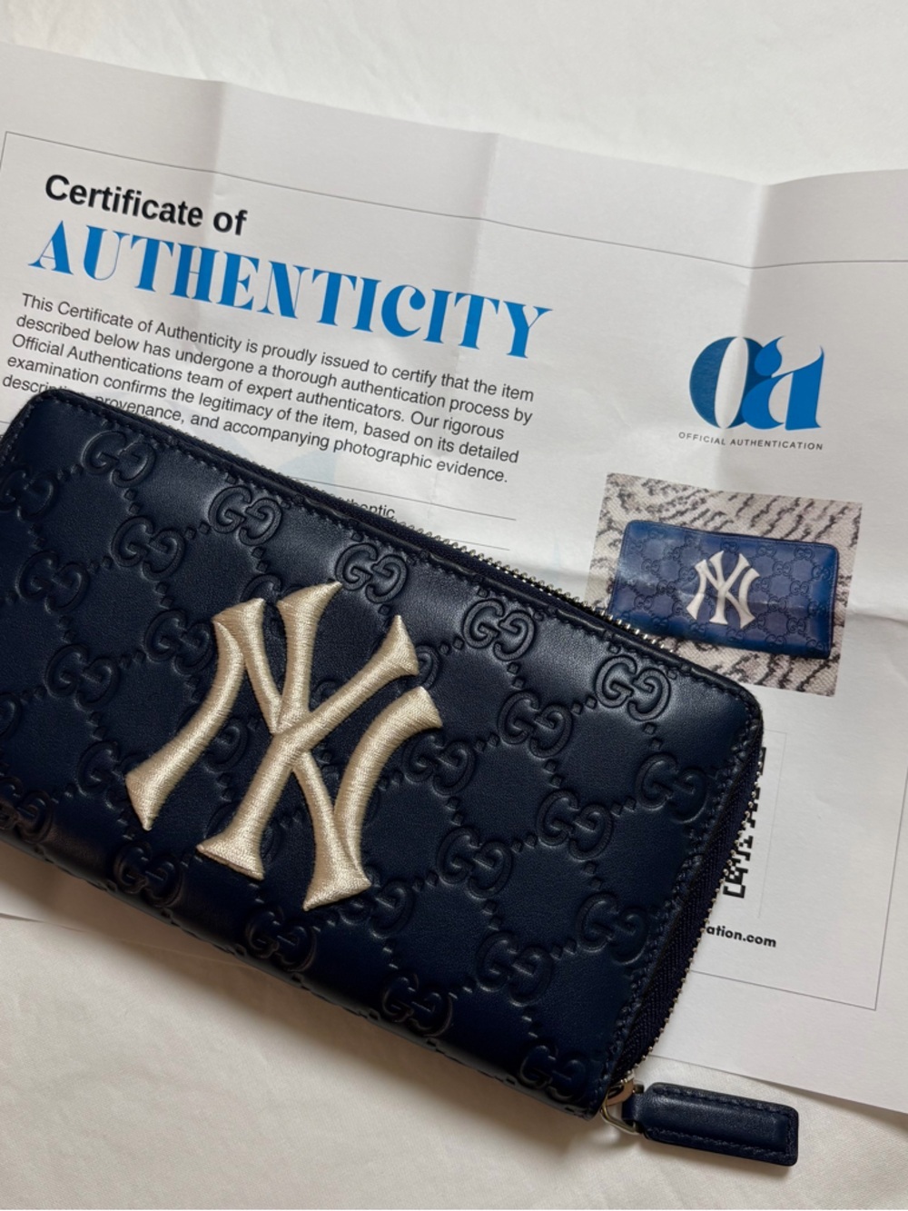 Gucci NAVY Embossed Embroidered Yankees Zip Around Wallet - Picture 2 of 14